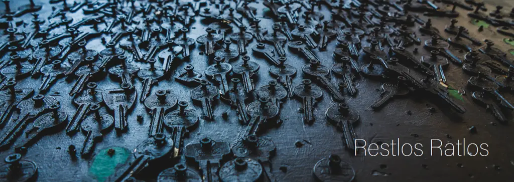 Haufen schwarzer Schraub- und Klemmelemente auf dunkler Oberfläche, Text Restlos Ratlos am Rand.